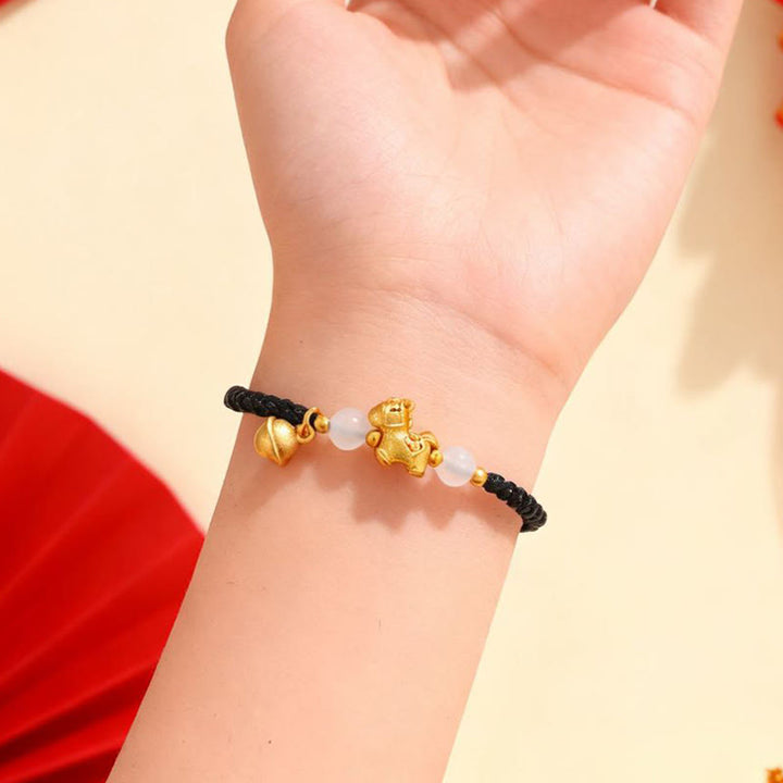 Bracelet tressé en agate blanche et fil rouge, inspiré de l'année du Cheval et orné de Buddha Stones. - image 12