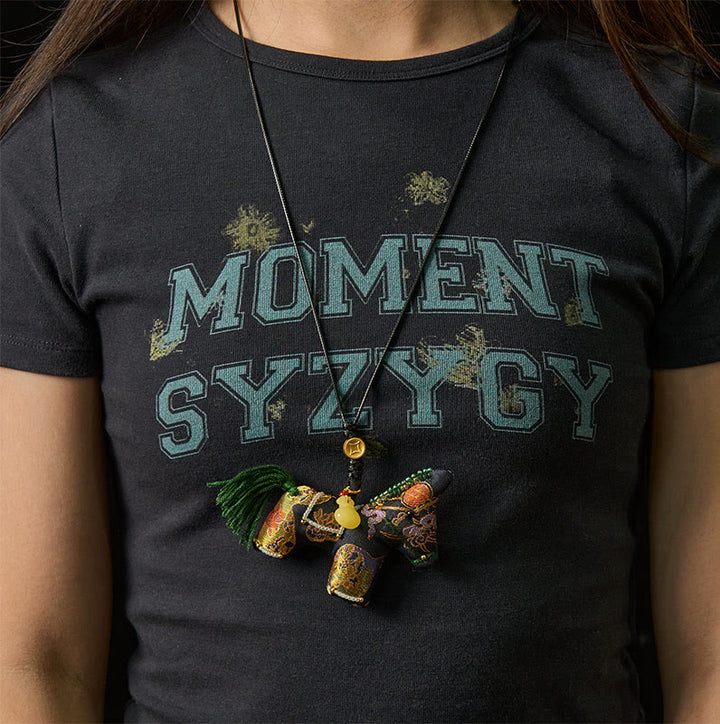 Décoration suspendue en brocart de soie à motif de lys, Buddha Stones , Année du Chant du Cheval - image 5