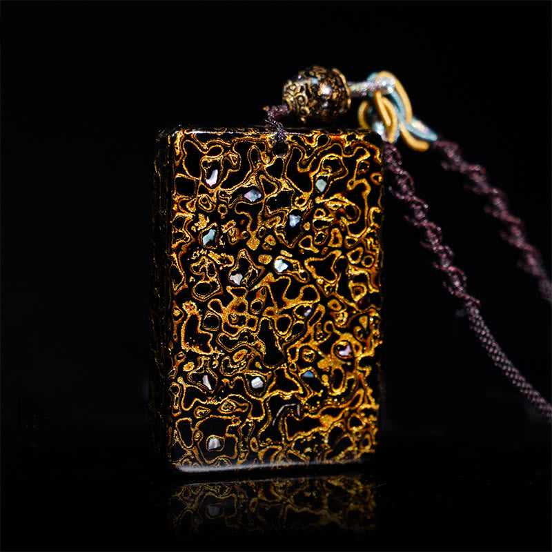 Collier pendentif de protection en bois de santal, laqué et orné de Buddha Stones, réalisé à la main. - Noir (Dimensions du pendentif : 4 x 6 x 1 cm) - image 12