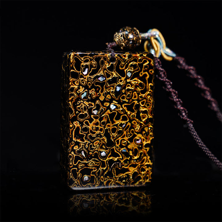 Collier pendentif de protection en bois de santal, laqué et orné de Buddha Stones, réalisé à la main. - Noir (Dimensions du pendentif : 4 x 6 x 1 cm) - image 12