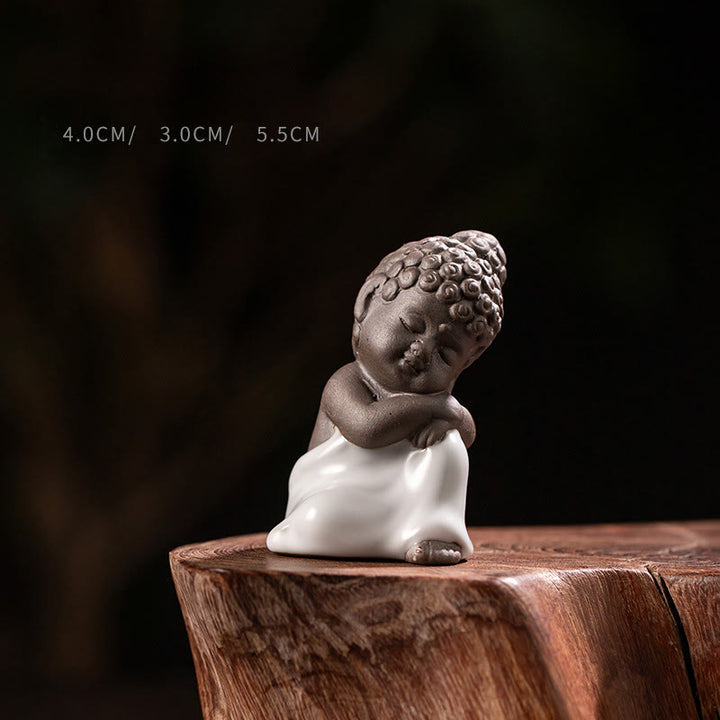 Statue de Buddha Stones en céramique représentant un moine en prière et méditation, symbole de sérénité et de décoration intérieure. - Dimensions au repos : 4 x 3 x 5,5 cm - image 9