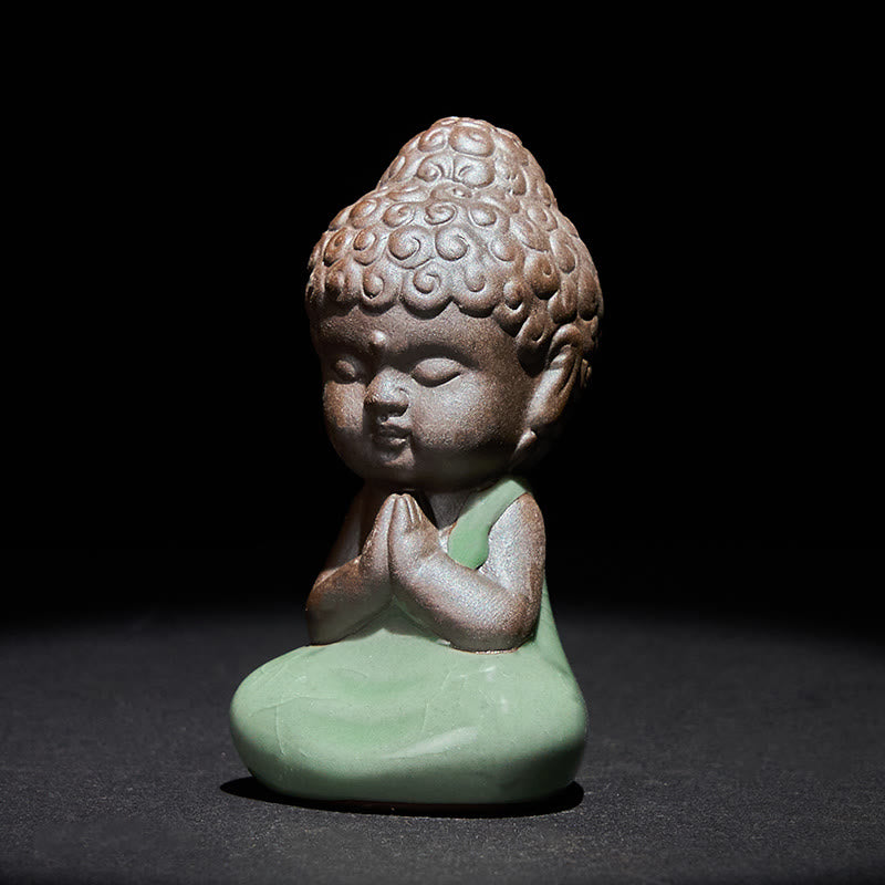 Statue de Buddha Stones en céramique représentant un moine en prière et méditation, symbole de sérénité et de décoration intérieure. - image 1
