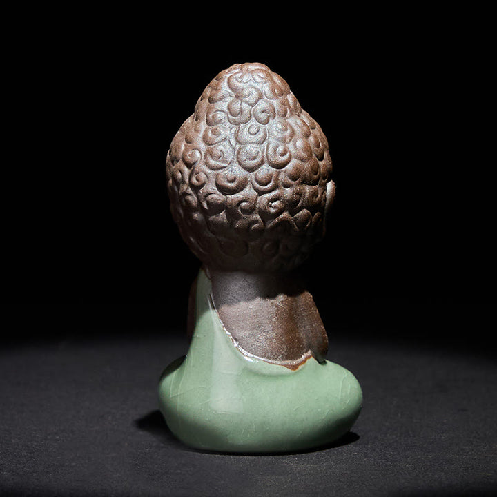 Statue de Buddha Stones en céramique représentant un moine en prière et méditation, symbole de sérénité et de décoration intérieure. - image 2