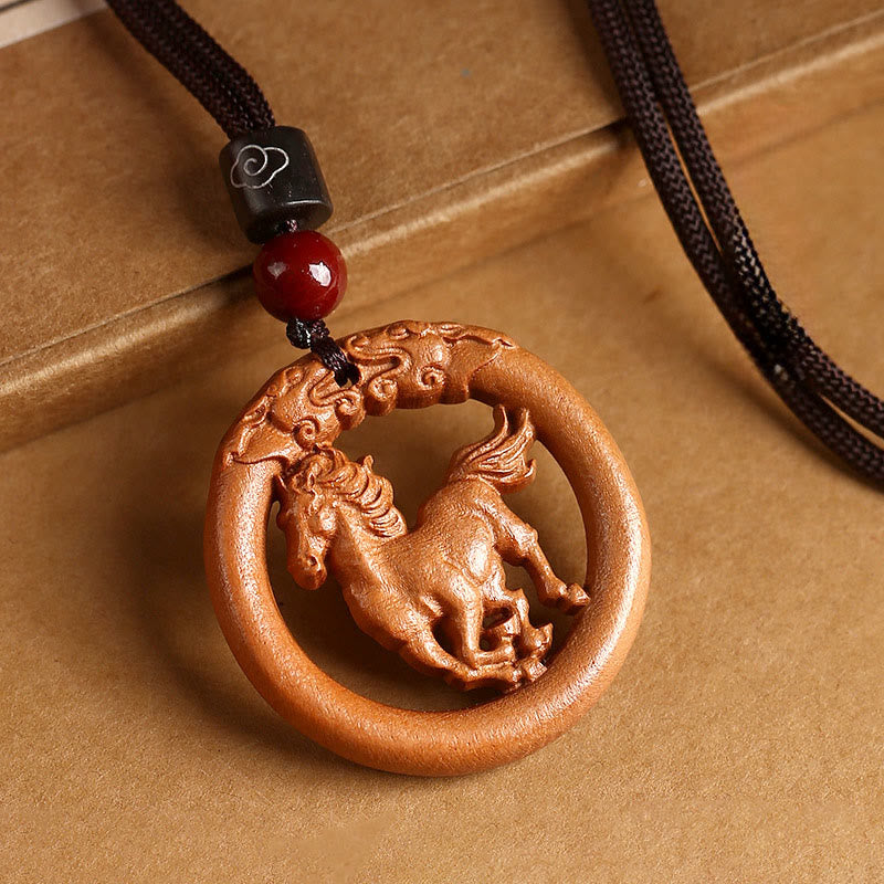 Pendentifs en Buddha Stones, bois de pêcher, signe du zodiaque chinois, année du Cheval, pour éloigner les mauvais esprits - Cheval de bois pêche - Corde brune - image 0