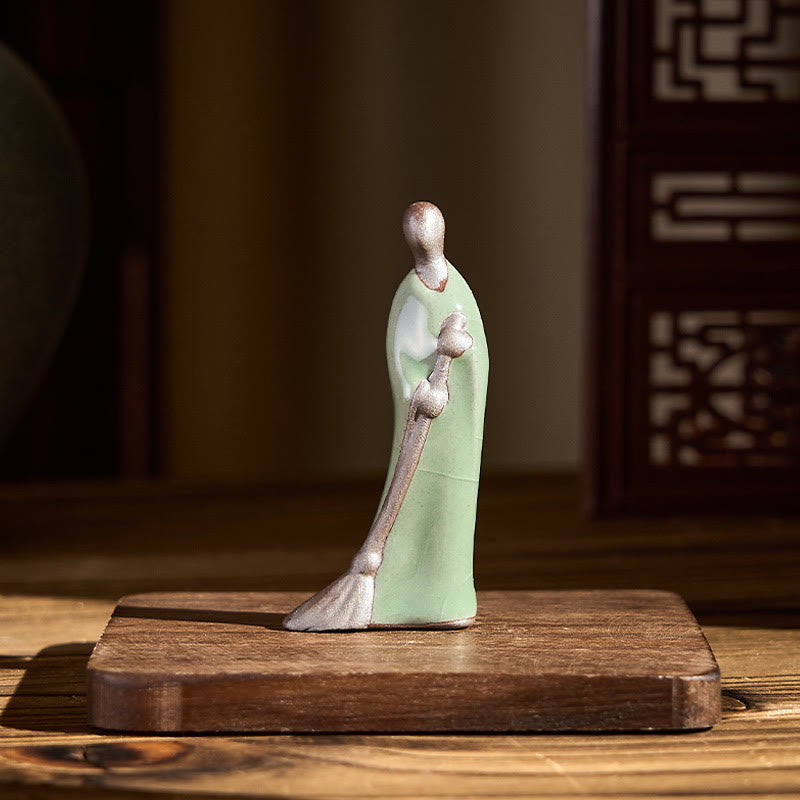 Statuette en céramique de Bouddha en pierre, représentant un moine balayant, sans forme apparente, pour la décoration intérieure (3,5 x 1,5 x 7 cm). - image 1