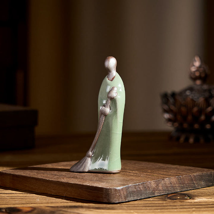 Statuette en céramique de Bouddha en pierre, représentant un moine balayant, sans forme apparente, pour la décoration intérieure (3,5 x 1,5 x 7 cm). - image 2