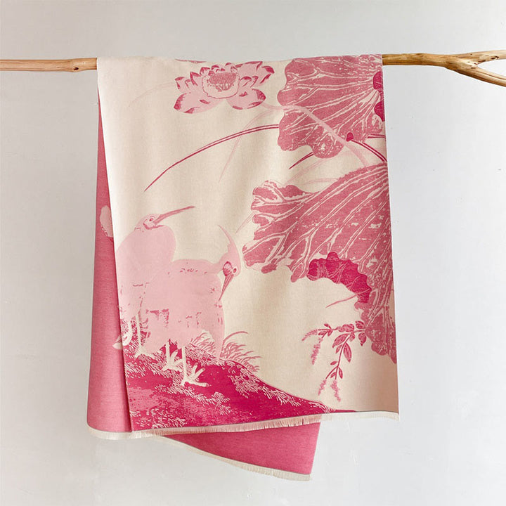 Écharpe douce à motif de Buddha Stones, cigognes, fleurs de lotus et feuilles, hiver. - Rose clair - 180 x 65 cm - image 4