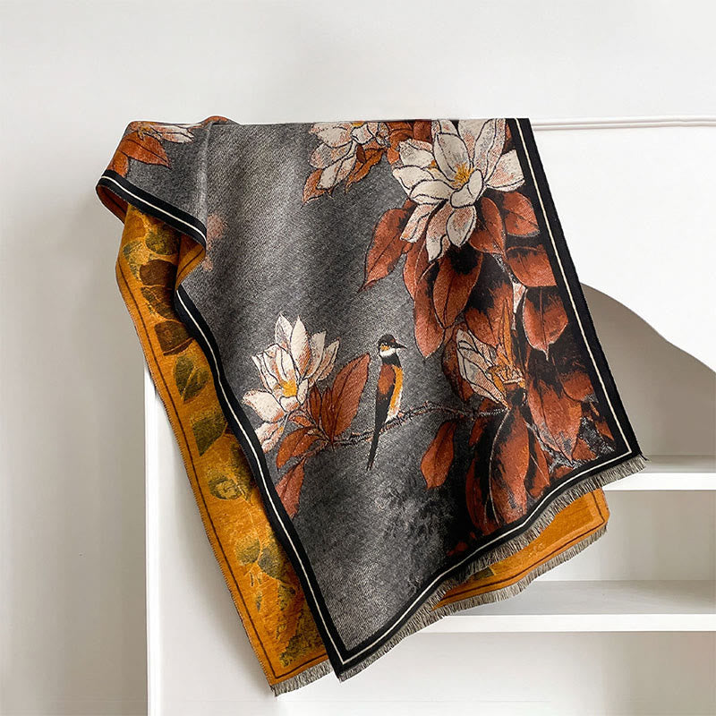 Écharpe-châle chaude et confortable avec motif de Buddha Stones, de fleurs de magnolia blanches d'hiver et de petits oiseaux. - Chocolat - 185 x 65 cm - image 3