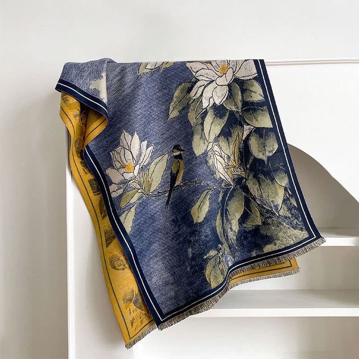 Écharpe-châle chaude et confortable avec motif de Buddha Stones, de fleurs de magnolia blanches d'hiver et de petits oiseaux. - Bleuet - 185 x 65 cm - image 6