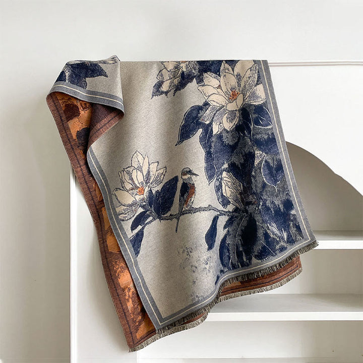 Écharpe-châle chaude et confortable avec motif de Buddha Stones, de fleurs de magnolia blanches d'hiver et de petits oiseaux. - SteelBlue - 185 x 65 cm - image 11