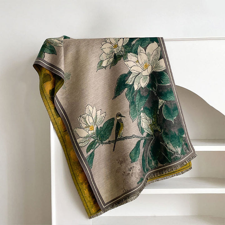 Écharpe-châle chaude et confortable avec motif de Buddha Stones, de fleurs de magnolia blanches d'hiver et de petits oiseaux. - image 1