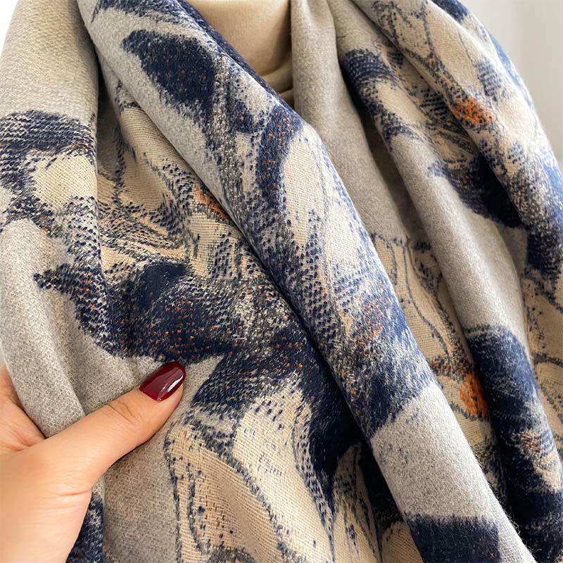 Écharpe-châle chaude et confortable avec motif de Buddha Stones, de fleurs de magnolia blanches d'hiver et de petits oiseaux. - image 13