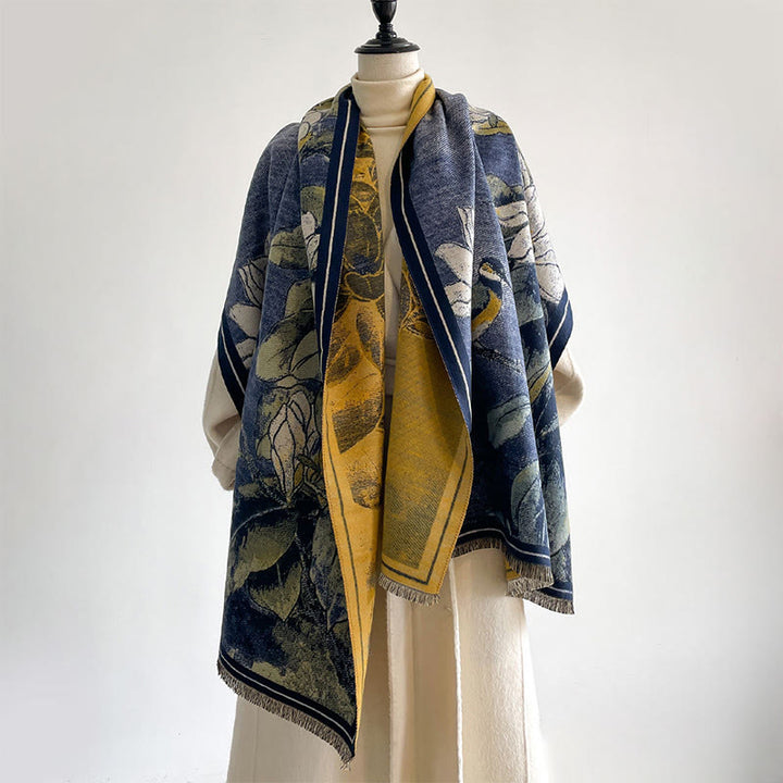 Écharpe-châle chaude et confortable avec motif de Buddha Stones, de fleurs de magnolia blanches d'hiver et de petits oiseaux. - image 7