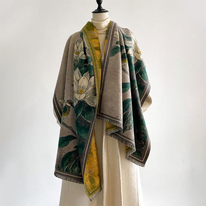 Écharpe-châle chaude et confortable avec motif de Buddha Stones, de fleurs de magnolia blanches d'hiver et de petits oiseaux. - image 2