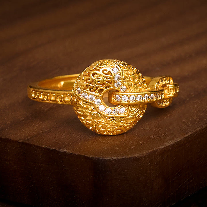 Bague porte-bonheur ajustable en laiton plaqué or 24 carats avec boucle de la paix et motif ajouré sculpté, ornée de Buddha Stones - image 1