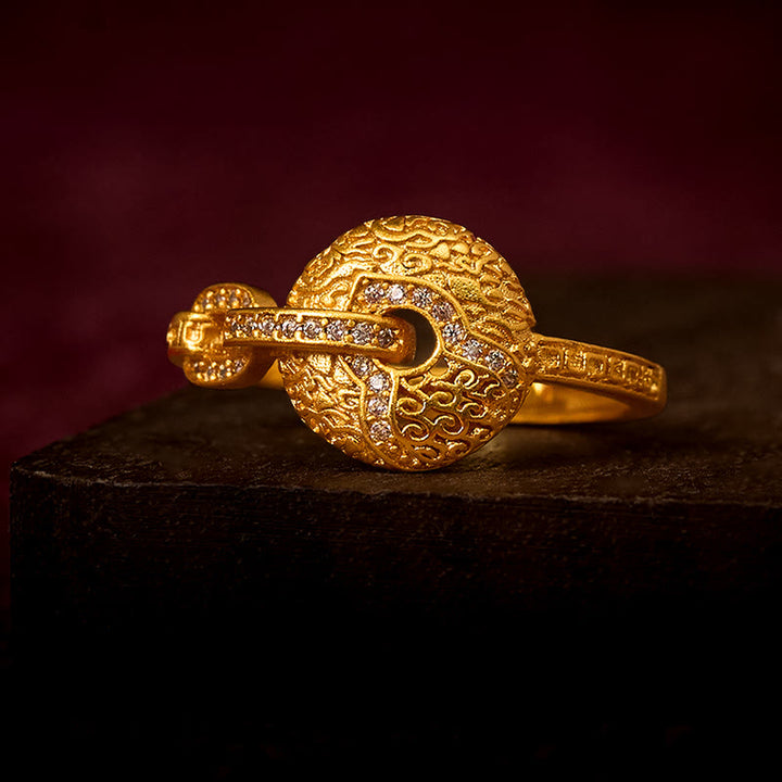 Bague porte-bonheur ajustable en laiton plaqué or 24 carats avec boucle de la paix et motif ajouré sculpté, ornée de Buddha Stones - Réglable - image 0