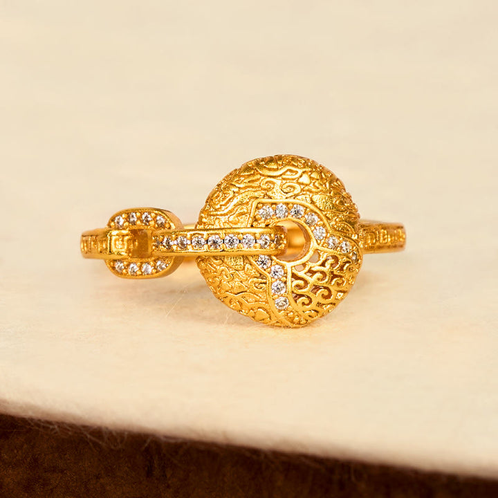 Bague porte-bonheur ajustable en laiton plaqué or 24 carats avec boucle de la paix et motif ajouré sculpté, ornée de Buddha Stones - image 2