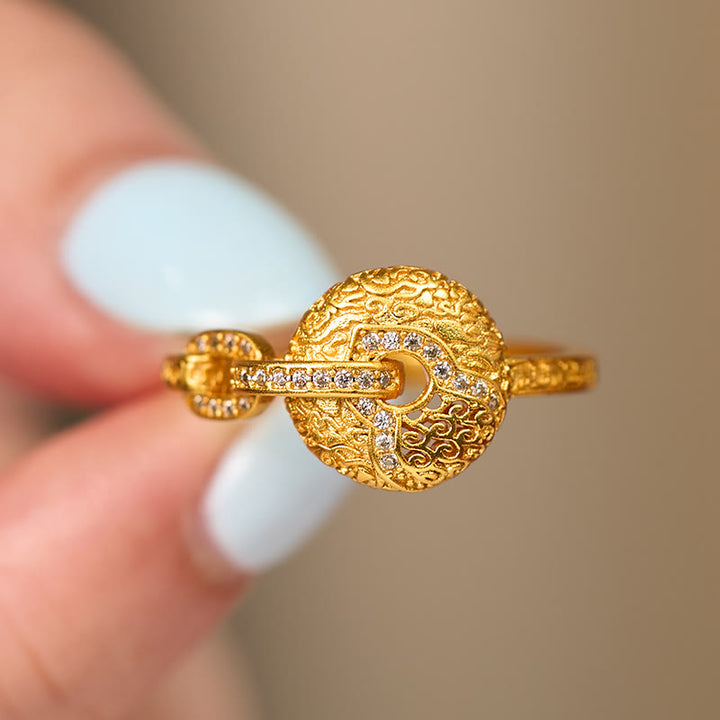 Bague porte-bonheur ajustable en laiton plaqué or 24 carats avec boucle de la paix et motif ajouré sculpté, ornée de Buddha Stones - image 3
