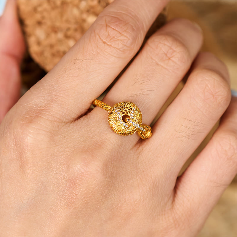 Bague porte-bonheur ajustable en laiton plaqué or 24 carats avec boucle de la paix et motif ajouré sculpté, ornée de Buddha Stones - image 4