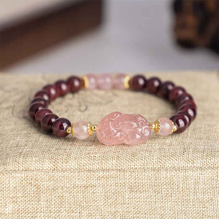 Bracelet porte-bonheur Pixiu en Buddha Stones , grenat et quartz fraise - Cristal rose grenat (Tour de poignet : 14-16 cm) - image 0