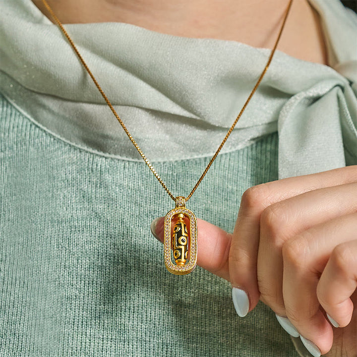 Collier pendentif en laiton plaqué or 24 carats avec perles Dzi à neuf yeux, motif porte-bonheur et symbole de richesse, orné de Buddha Stones. - image 5