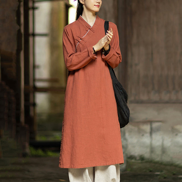 Robe Cheongsam midi en lin ramie uni à manches longues et poches, ornée de boutons grenouille et de Buddha Stones - image 3