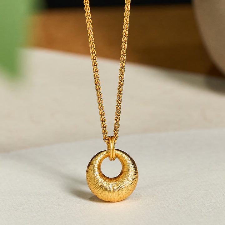 Collier pendentif en cuivre plaqué or 24 carats avec boucle de paix texturée et Buddha Stones , symbole de richesse. - Collier à boucle de la paix - image 0