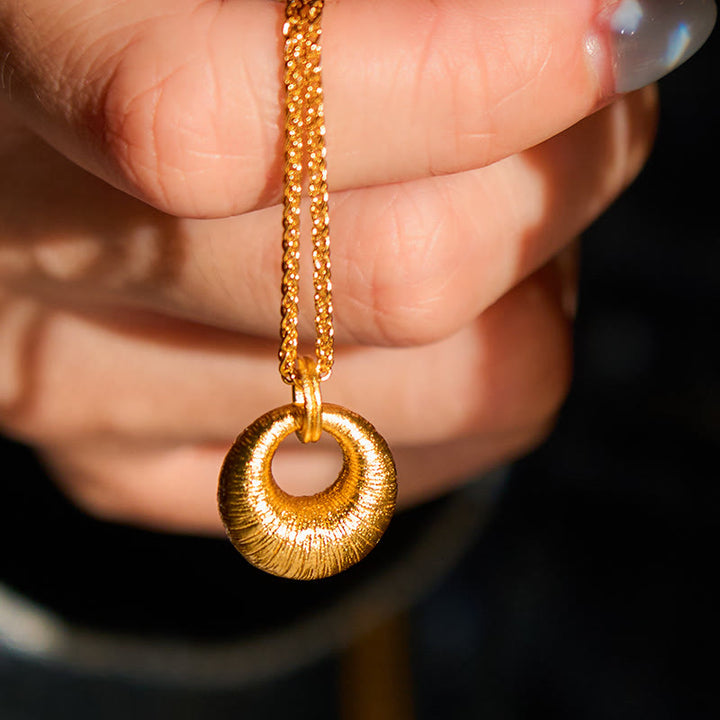 Collier pendentif en cuivre plaqué or 24 carats avec boucle de paix texturée et Buddha Stones , symbole de richesse. - image 5