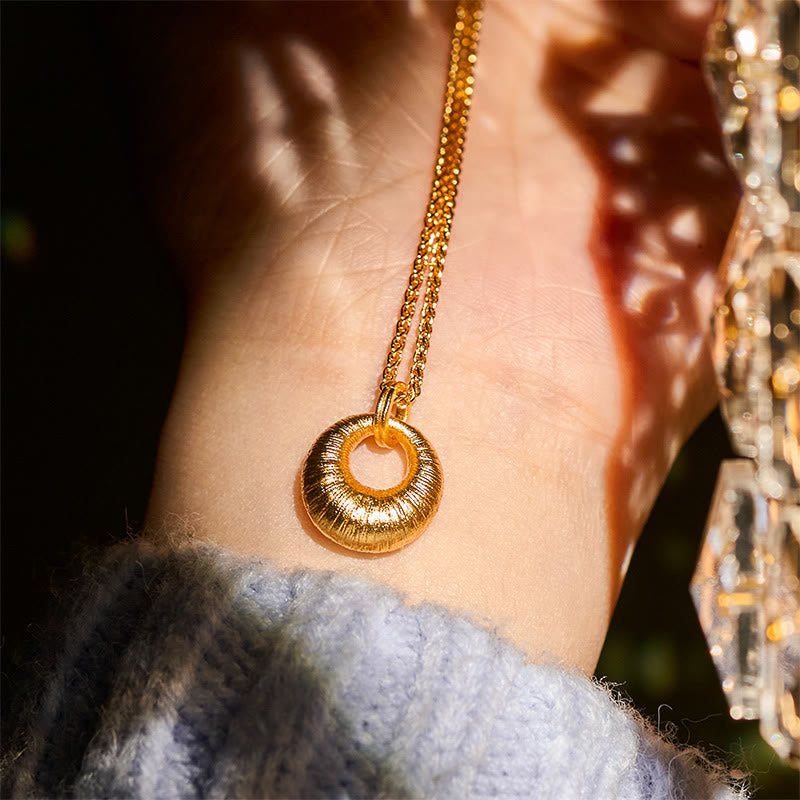 Collier pendentif en cuivre plaqué or 24 carats avec boucle de paix texturée et Buddha Stones , symbole de richesse. - image 6