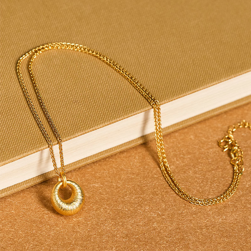 Collier pendentif en cuivre plaqué or 24 carats avec boucle de paix texturée et Buddha Stones , symbole de richesse. - image 4