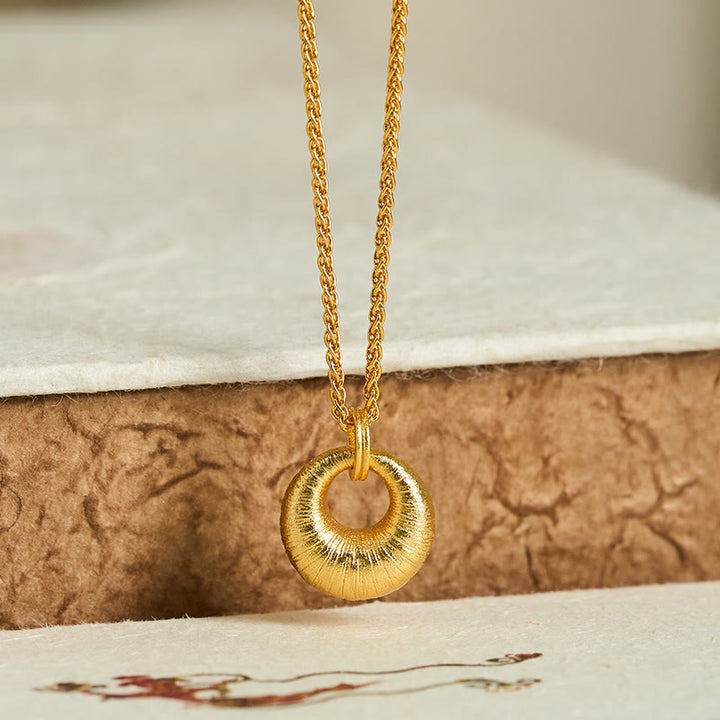 Collier pendentif en cuivre plaqué or 24 carats avec boucle de paix texturée et Buddha Stones , symbole de richesse. - image 1