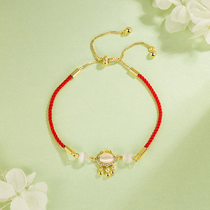 Bracelet de protection en cuivre plaqué or avec breloque cadenas chinois en Buddha Stones, œil de chat et cordon rouge - Cordon rouge (Tour de poignet : 14-22 cm) - image 0