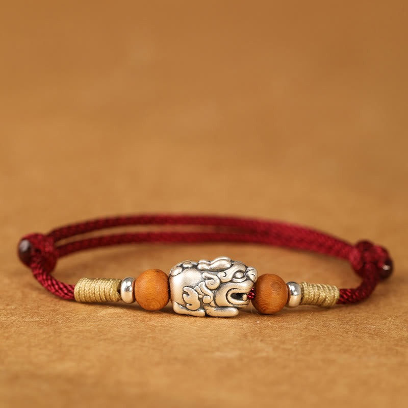 Bracelet de cheville porte-bonheur tressé à la main, orné de Buddha Stones, de breloques Pixiu en argent sterling 999 et de perles en bois de pêcher. - Cheville en ficelle rouge foncé - image 1