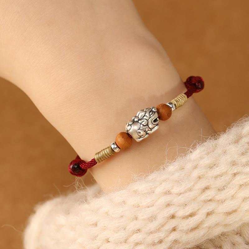 Bracelet de cheville porte-bonheur tressé à la main, orné de Buddha Stones, de breloques Pixiu en argent sterling 999 et de perles en bois de pêcher. - image 9