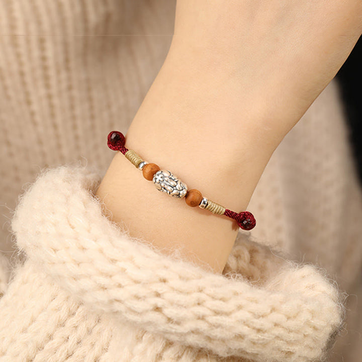 Bracelet de cheville porte-bonheur tressé à la main, orné de Buddha Stones, de breloques Pixiu en argent sterling 999 et de perles en bois de pêcher. - image 10