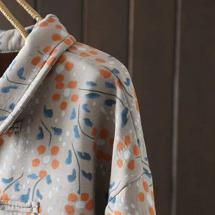 Chemise en coton à manches longues pour femme, Buddha Stones, fleurs d'hiver et feuilles vertes. Col montant à boutons grenouille. - image 16