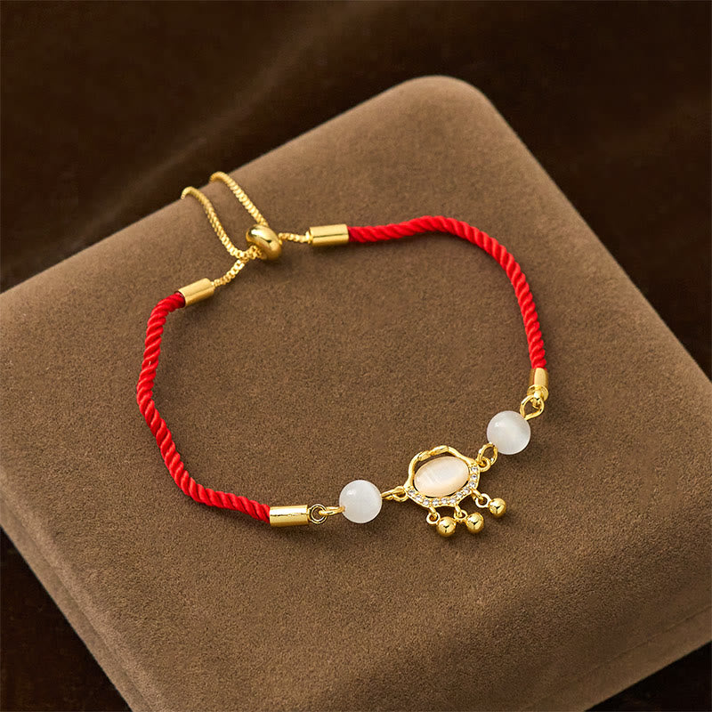 Bracelet de protection en cuivre plaqué or avec breloque cadenas chinois en Buddha Stones, œil de chat et cordon rouge - image 1