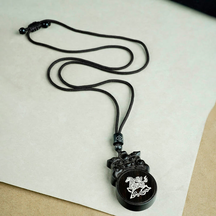 Buddha Stones Année du Cheval Personnage Fu Bois d'ébène Bois de jujubier Pendentifs de collier d'équilibre - image 2