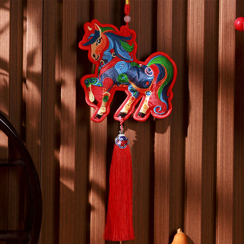 Buddha Stones, broderie année du Cheval, clochette à pompon, décoration suspendue - Pompon coloré à motif cheval sur fond rouge (10*13cm) - image 10