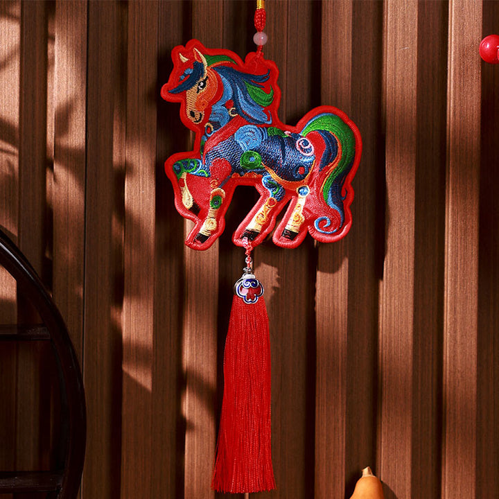 Buddha Stones, broderie année du Cheval, clochette à pompon, décoration suspendue - Pompon coloré à motif cheval sur fond rouge (10*13cm) - image 10