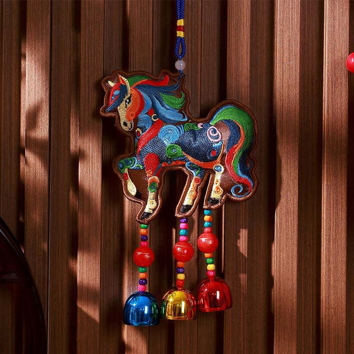 Buddha Stones, broderie année du Cheval, clochette à pompon, décoration suspendue - Clochette de cheval colorée sur fond marron (10*13cm) - image 1