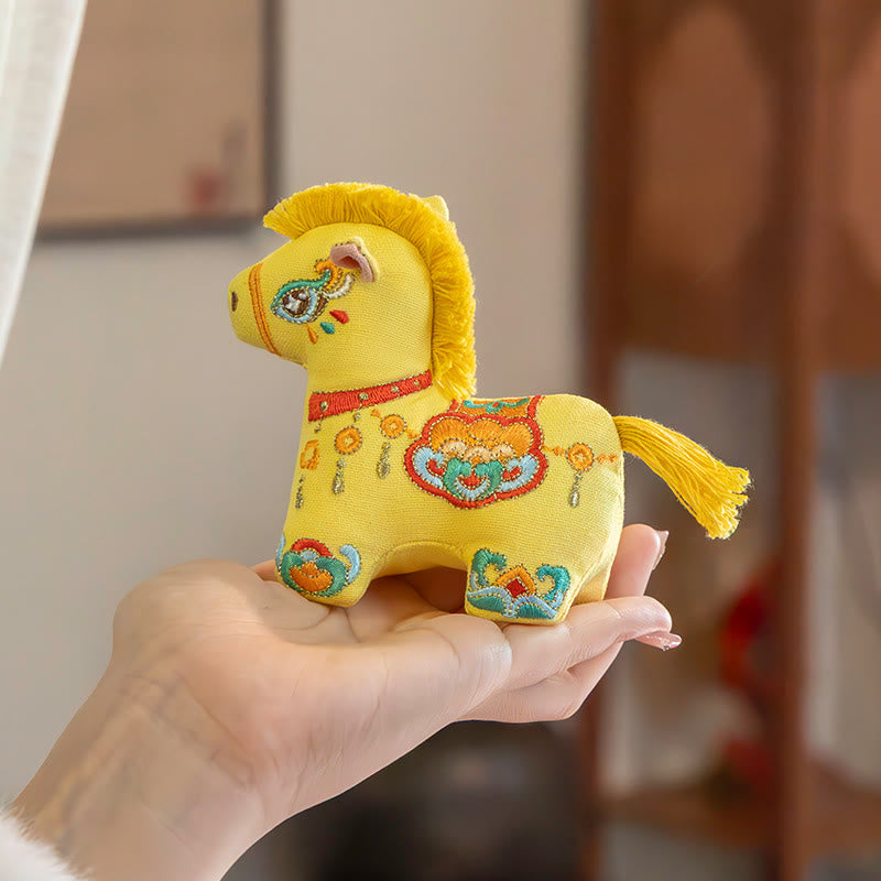 Buddha Stones, broderie rouge sur fil, décoration suspendue, année du Cheval - Cheval jaune (11,1 x 9,7 cm) - image 10