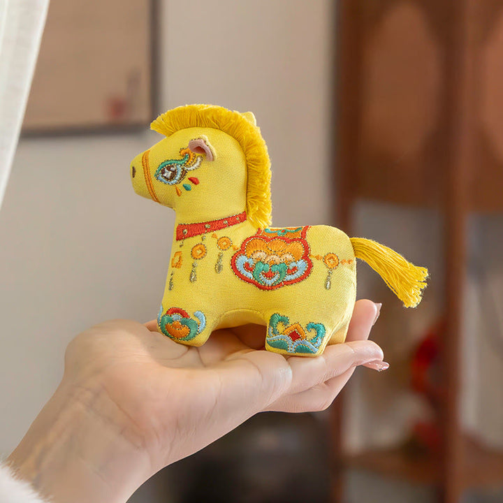 Buddha Stones, broderie rouge sur fil, décoration suspendue, année du Cheval - Cheval jaune (11,1 x 9,7 cm) - image 10