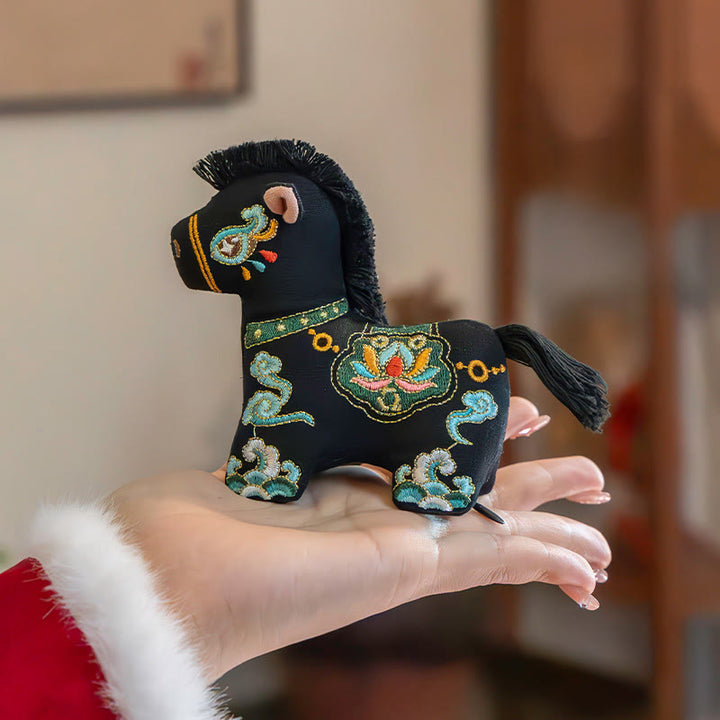 Buddha Stones, broderie rouge sur fil, décoration suspendue, année du Cheval - Cheval noir (11,1 x 9,7 cm) - image 9