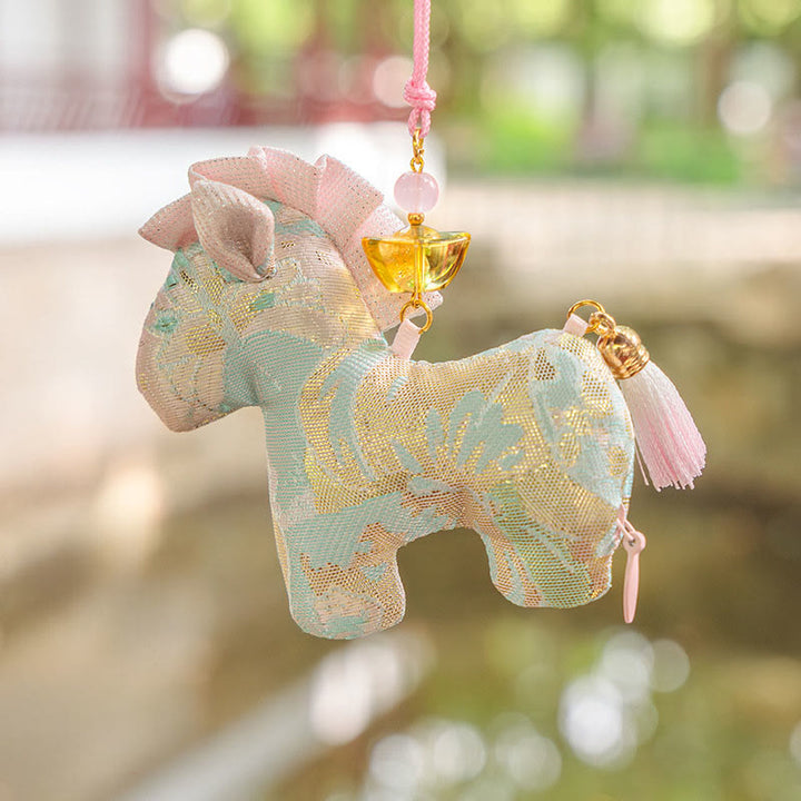 Buddha Stones Année du Cheval Broderie à pompon rouge Décoration suspendue - Cheval rose (10,5 x 9 cm) - image 3