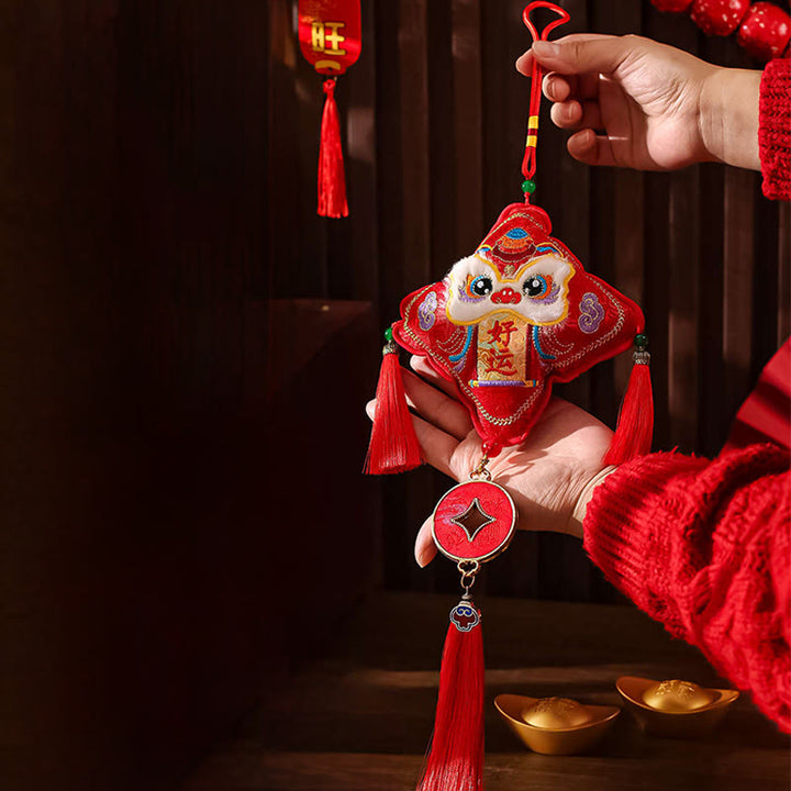 Broderie de Buddha Stones Année du Cheval Personnage Fu Pièce de cuivre en forme de pièce de monnaie avec cordon rouge Décoration suspendue - Lion porte-bonheur (15*52cm) - image 9