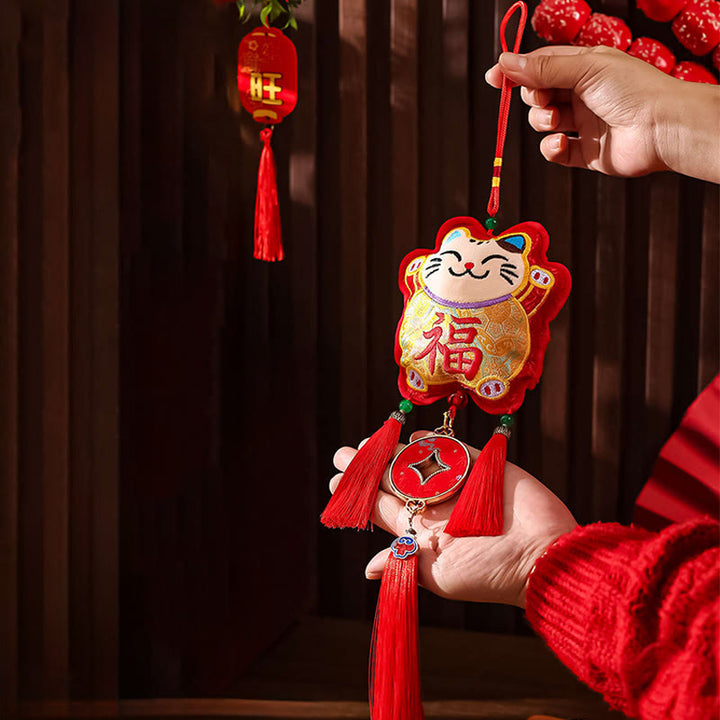 Broderie de Buddha Stones Année du Cheval Personnage Fu Pièce de cuivre en forme de pièce de monnaie avec cordon rouge Décoration suspendue - Personnage de Cat Fu (11*48cm) - image 11