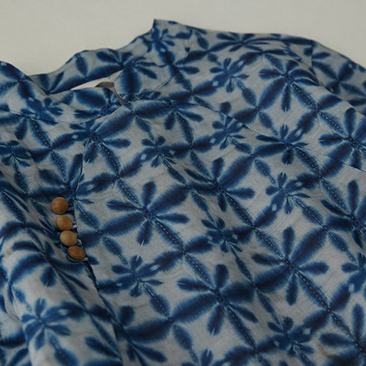 Robe midi d'été à rayures florales bleues, coupe circulaire, col montant, manches courtes et poches, ornée de motifs floraux bleus et de Buddha Stones. - image 2