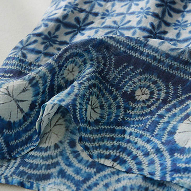 Robe midi droite à rayures florales bleues, coupe circulaire, col montant et poches, ornée de motifs floraux bleus et de Buddha Stones. - image 6