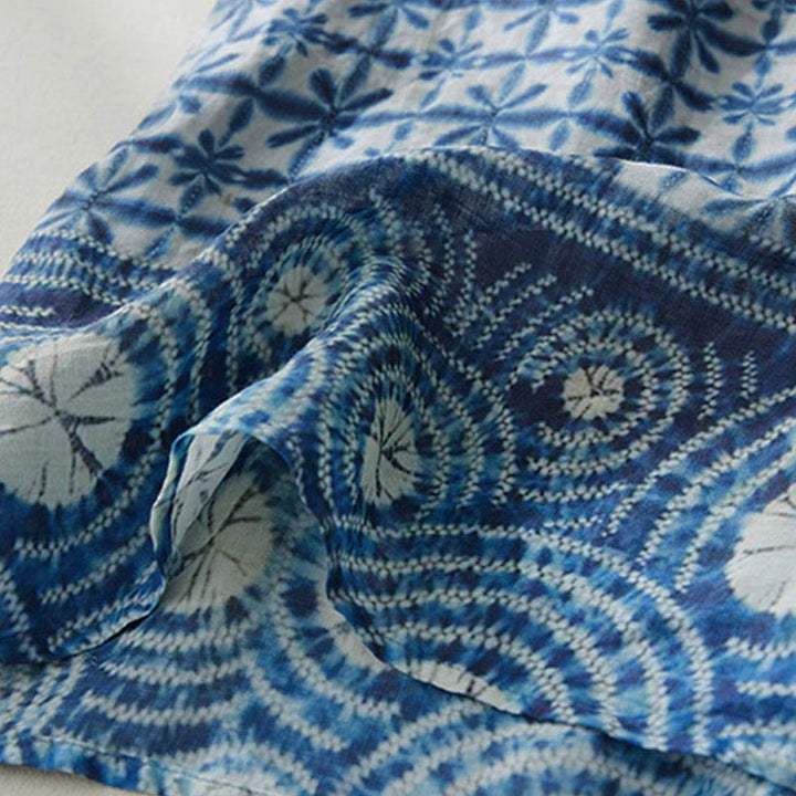 Robe midi droite à rayures florales bleues, coupe circulaire, col montant et poches, ornée de motifs floraux bleus et de Buddha Stones. - image 6